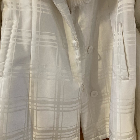 White coat with fox fur collar and cuffs with rabbit lining - Picture 7 of 9